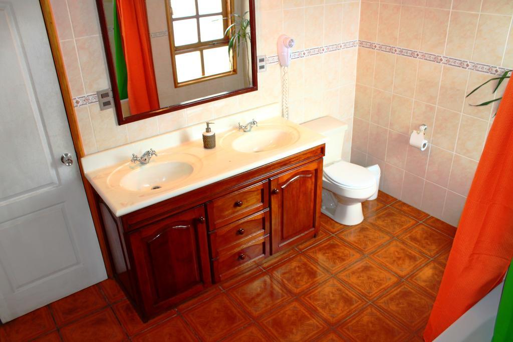 Hostal Torre De Babel Castro Esterno foto